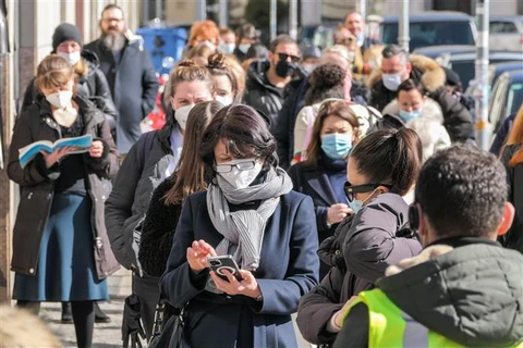 Người dân đeo khẩu trang phòng lây nhiễm COVID-19 tại Berlin (Đức), ngày 22/3/2021. (Ảnh: THX/TTXVN)