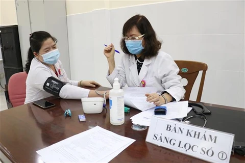 Khám sàng lọc trước khi tiêm vaccine phòng COVID-19 tại tỉnh Bến Tre, hồi tháng 4/2021. (Ảnh: Huỳnh Phúc Hậu/TTXVN)
