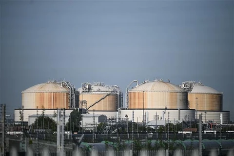Các bể chứa khí tự nhiên hoá lỏng (LNG) tại một khu cảng ở Grain, miền Đông Nam nước Anh. (Ảnh: AFP/TTXVN)