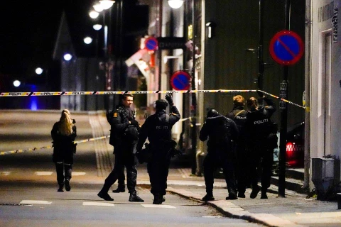 Cảnh sát điều tra khu vực xảy ra vụ tấn công. (Nguồn: reuters.com)