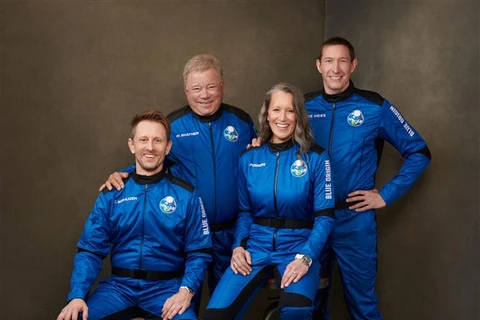 Nam diễn viên William Shatner (thứ 2 từ trái sang) cùng các thành viên phi hành đoàn được Blue Origin đưa lên vũ trụ vào sáng 13/10/2021 (giờ Mỹ). (Ảnh: AFP/TTXVN)