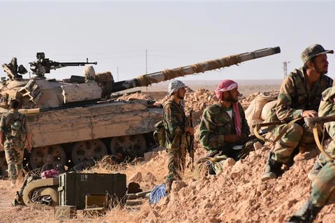 Các lực lượng trung thành với chính phủ Syria trong một chiến dịch tại tỉnh Deir Ezzor. (Ảnh: AFP/TTXVN)