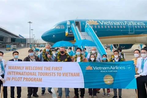 Đà Nẵng đón chuyến bay thí điểm đầu tiên đưa du khách quốc tế đến Việt Nam, chiều 17/11/2021, sau thời gian tạm ngưng do ảnh hưởng của dịch COVID-19. (Ảnh: TTXVN)