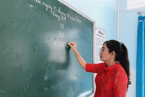 Cô giáo Nguyễn Thị Dạ Thảo - Trưởng Tiểu học Hưng Phong (Bến Tre) được vinh danh trong chương trình "Chia sẻ cùng thầy cô," sáng 20/11. (Ảnh: Huỳnh Phúc Hậu/TTXVN)