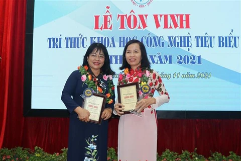 Cô giáo Hoàng Thị Kim Hồng (trái) là một trong 12 trí thức khoa học công nghệ tiêu biểu của tỉnh Thừa Thiên-Huế năm 2021. (Ảnh: Tường Vi/TTXVN)