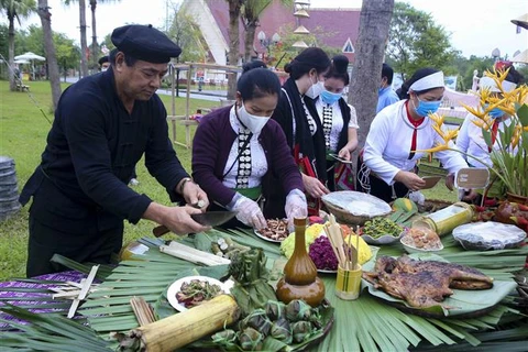 Những món ăn đặc sản của các dân tộc được giới thiệu tại làng Văn hóa -Du lịch các dân tộc Việt Nam, ngày 21/11/2021. (Ảnh: Tuấn Đức/TTXVN)