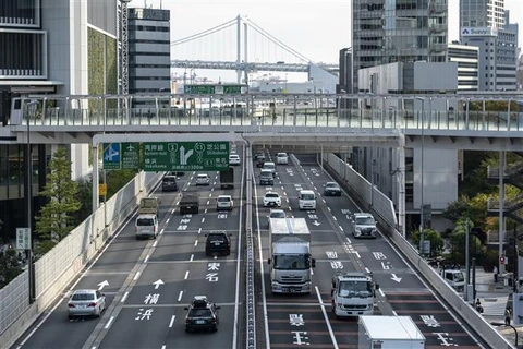 Các phương tiện di chuyển trên đường cao tốc tại Tokyo (Nhật Bản), ngày 4/11/2021. (Ảnh: AFP/TTXVN)