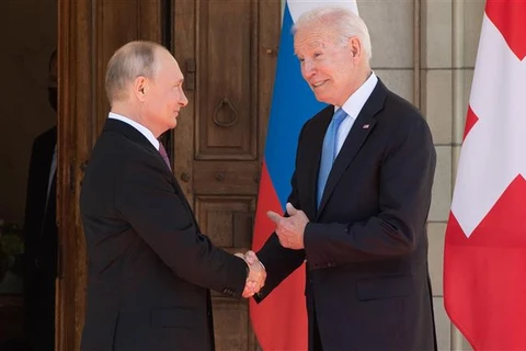 Tổng thống Mỹ Joe Biden (phải) và Tổng thống Nga Vladimir Putin tại cuộc gặp ở Geneva (Thụy Sĩ), ngày 16/6/2021. (Ảnh: AFP/TTXVN)