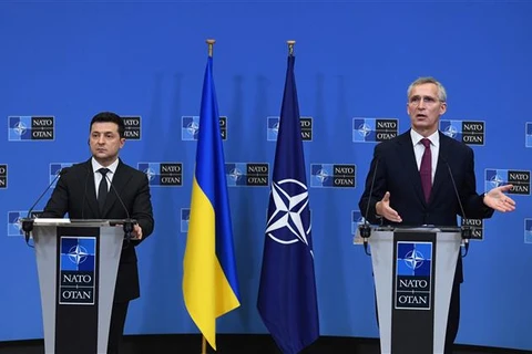 Tổng thư ký NATO Jens Stoltenberg (phải) và Tổng thống Ukraine Volodymyr Zelensky tại cuộc họp báo chung. (Ảnh: AFP/TTXVN)