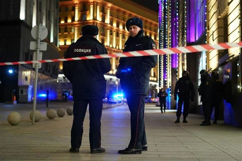 Cảnh sát Nga gác trên đường phố thủ đô Moskva. (Ảnh: AFP/TTXVN)