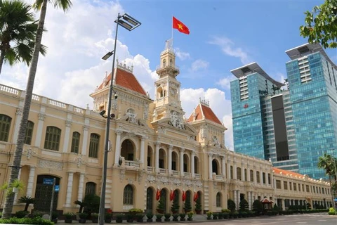 Tính đến ngày 31/12/2021, số thu ngân sách nhà nước tại Thành phố Hồ Chí Minh đạt 381.532 tỷ đồng, tăng 2,73% so với năm ngoái. (Ảnh: Thanh Vũ/TTXVN)