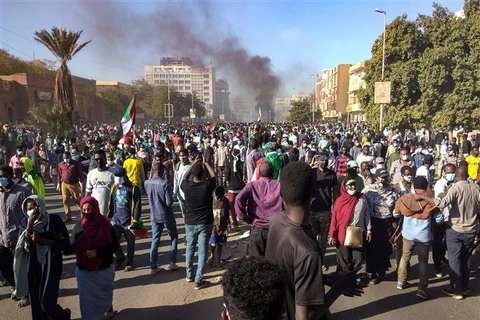 Người biểu tình Sudan đổ xuống đường phố thủ đô Khartoum phản đối chính quyền quân sự, ngày 30/12/2021. (Ảnh: AFP/TTXVN)
