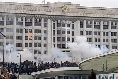 Những người biểu tình quá khích tập trung bên ngoài toà nhà chính quyền thành phố Almaty (Kazakhstan), ngày 5/1/2022. (Ảnh: AFP/TTXVN)