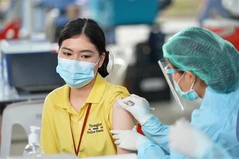 Nhân viên y tế tiêm vaccine ngừa COVID-19 cho người dân tại Bangkok (Thái Lan). (Ảnh: THX/TTXVN)