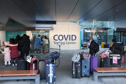 Hành khách chờ xét nghiệm COVID-19 tại sân bay quốc tế Incheon, phía tây thủ đô Seoul (Hàn Quốc), ngày 8/1/2022. (Ảnh: Yonhap/ TTXVN)