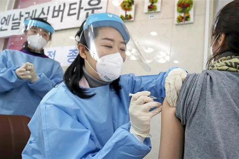 Tiêm chủng vaccine phòng COVID-19 tại Gwangju (Hàn Quốc). (Ảnh: THX/TTXVN)