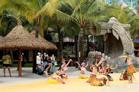 Khách quốc tế xem trình diễn vũ điệu Hawaii trong công viên nước tại Vinwonders Phú Quốc (Kiên Giang). (Ảnh: Hồng Đạt/TTXVN)