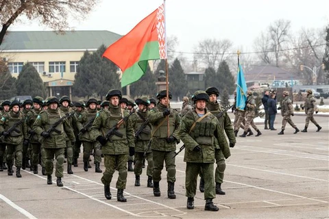 Binh sĩ gìn giữ hòa bình thuộc Tổ chức Hiệp ước An ninh tập thể (CSTO) tại buổi lễ kết thúc nhiệm vụ ở Almaty (Kazakhstan), ngày 13/1/2022. (Ảnh: AFP/TTXVN)
