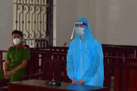 Bị cáo Trịnh Hoàng Khang tại phiên tòa. (Ảnh: Lê Đức Hoảnh/TTXVN)