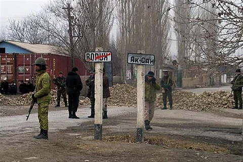 Binh sỹ Tajikistan tuần tra tại Vorukh, khu vực biên giới phía Bắc giáp Kyrgyzstan. (Ảnh: RFE/TTXVN)