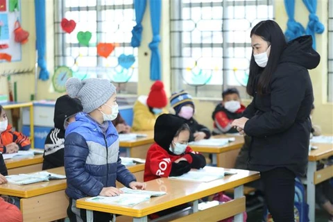 Các em học sinh lớp 2A2, Trường Tiểu học Quảng Lạc (thành phố Lạng Sơn) đảm bảo mặc đủ ấm, lớp đủ hệ thống cửa chắn gió lùa, đủ ánh sáng khi học trong thời tiết lạnh. (Ảnh: Anh Tuấn/TTXVN)