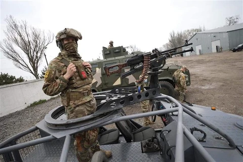 Lực lượng phòng vệ quốc gia Ukraine tham gia cuộc tập trận gần cảng biển Azov, ngày 19/4/2021. (Ảnh: AFP/TTXVN)