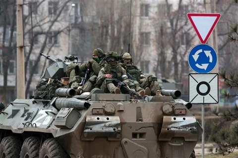 Xe quân sự Nga di chuyển trên tuyến đường gần Armiansk, Bán đảo Crimea, ngày 25/2/2022. (Ảnh: AFP/TTXVN)