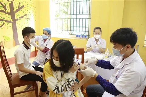 Tiêm vaccine cho trẻ em tại Tam Đảo (Vĩnh Phúc). (Ảnh: Hoàng Hùng/TTXVN)