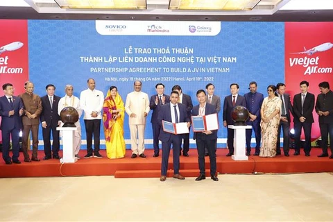 Chủ tịch Quốc hội Vương Đình Huệ và Chủ tịch Hạ viện Cộng hòa Ấn Độ Om Birla chứng kiến Lễ trao thoả thuận thành lập liên doanh công nghệ tại Việt Nam. (Ảnh: Doãn Tấn/TTXVN)