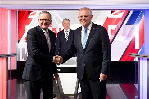Thủ tướng Australia Scott Morrison - lãnh đạo đảng Tự do (phải) và ông Anthony Albanese - lãnh đạo Công đảng Australia tại cuộc tranh luận trực tiếp lần thứ ba ở Sydney, ngày 11/5/2022. (Ảnh: AFP/TTXVN)