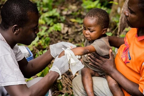 Nhân viên y tế điều trị cho một em nhỏ mắc bệnh đậu mùa khỉ tại Zomea Kaka (Cộng hòa Trung Phi), ngày 18/10/2018. (Ảnh: AFP/TTXVN)