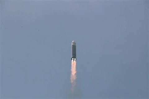 Vụ phóng tên lửa đạn đạo liên lục địa tại địa điểm không xác định ở Triều Tiên, ngày 24/3/2022. (Ảnh: AFP/TTXVN)