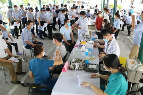 Tiêm vaccine nhắc lại phòng COVID-19 cho người lao động Công ty TNHH Juki Việt Nam, khu chế xuất Tân Thuận, Quận 7 (Thành phố Hồ Chí Minh). (Ảnh: Thanh Vũ/TTXVN)