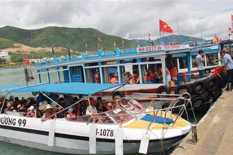 Tàu thuyền chở khách du lịch tham quan các điểm đến trên Vịnh Nha Trang xếp hàng chờ xuất phát tại Bến tàu du lịch Nha Trang. Ảnh: Phan Sáu - TTXVN