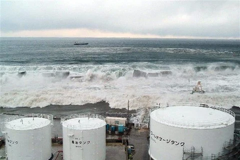 Sóng thần tràn vào nhà máy điện hạt nhân Fukushima Daiichi ở thị trấn Okuma, tỉnh Fukushima (Nhật Bản), ngày 11/3/2011. (Ảnh: AFP/TTXVN)