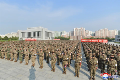 Bức ảnh do Hãng thông tấn trung ương Triều Tiên (KCNA) công bố cho thấy các binh sỹ Triều Tiên đang tập trung để cam kết hoàn thành nhiệm vụ tại Bộ Quốc phòng ở Bình Nhưỡng, ngày 16/5. (Nguồn: koreatimes.co.kr)