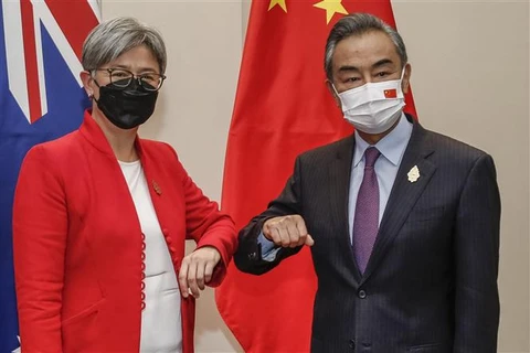 Bộ trưởng Ngoại giao Australia Penny Wong (trái) và Bộ trưởng Ngoại giao Trung Quốc Vương Nghị tại cuộc gặp ở Bali (Indonesia), ngày 8/7/2022. (Ảnh: AFP/TTXVN)