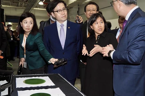 Bộ trưởng Thương mại Hàn Quốc Yeo Han-koo (thứ hai, trái) và Đại diện Thương mại Mỹ Katherine Tai (thứ hai, phải) thăm nhà máy sản xuất vật liệu bán dẫn ở Auburn, bang Michigan (Mỹ), ngày 16/3/2022. (Ảnh: Yonhap/TTXVN)