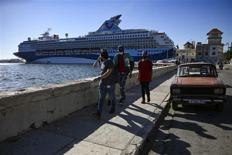 Tàu du lịch Marella Explorer 2 của Anh cập cảng La Habana (Cuba), ngày 4/3/2022. (Ảnh: AFP/TTXVN)