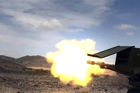 Tay súng Houthi nã súng trong cuộc xung đột ở quận Al-Juba, tỉnh Marib (Yemen), ngày 2/11/2021. (Ảnh: AFP/TTXVN)