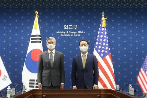Đặc phái viên Hàn Quốc về các vấn đề hòa bình và an ninh trên Bán đảo Triều Tiên Kim Gunn (phải) và Đặc phái viên Mỹ về vấn đề hạt nhân của Triều Tiên Sung Kim tại cuộc gặp ở Seoul, ngày 3/6/2022. (Ảnh: Yonhap/TTXVN)