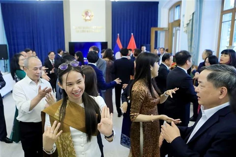 Các đại biểu cùng hòa nhịp với điệu múa truyền thống của Lào trong ngày kỷ niệm 60 năm hai nước thiết lập quan hệ ngoại giao và 45 năm ký kết Hiệp ước Hữu nghị và Hợp tác Việt Nam - Lào tại Moskva. Ảnh: Duy Trinh - PV TTXVN tại Nga