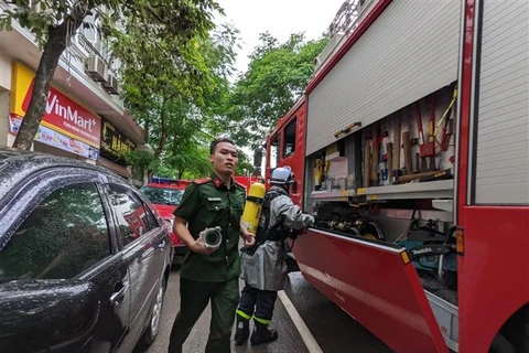Cảnh sát phòng cháy, chữa cháy được điều động đến hiện trường xử lý vụ hỏa hoạn trên phố Quan Hoa, ngày 1/8/2022. (Ảnh: TTXVN phát)