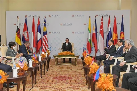 Bộ trưởng Ngoại giao các nước ASEAN chào xã giao Thủ tướng Campuchia Hun Sen. (Ảnh: Nguyễn Vũ Hùng/TTXVN)