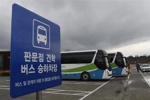 Xe buýt du lịch tới Paju, cách thủ đô Seoul của Hàn Quốc 30km về phía bắc, khi các chuyến du lịch tới làng đình chiến Panmunjom được nối lại ngày 30/11/2021. Ảnh: Yonhap/ TTXVN