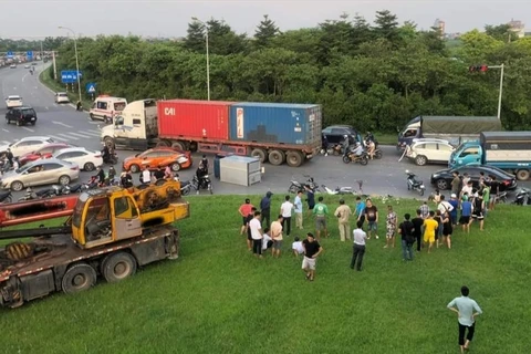 Hà Nội: Xe tải cẩu gây tai nạn liên hoàn khiến hai người thương vong
