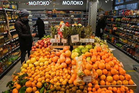 Người dân chọn mua hàng tại một siêu thị ở Moskva (Nga). (Ảnh: AFP/TTXVN)