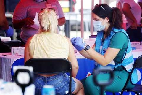 Nhân viên y tế tiêm vaccine phòng bệnh đậu mùa khỉ cho người dân tại New Orleans (Mỹ), ngày 13/8/2022. (Ảnh: THX/TTXVN)
