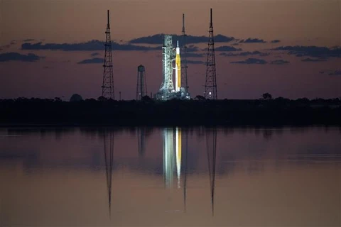 Hệ thống phóng không gian (SLS) mang theo tàu vũ trụ Orion tại bệ phóng 39B ở căn cứ Cape Canaveral, bang Florida (Mỹ) ngày 4/4/2022. (Ảnh: AFP/TTXVN)