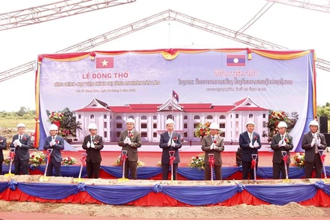 Bộ trưởng Tô Lâm, Bộ trưởng Vilay Lakhamphong cùng các quan khách hai nước thực hiện nghi thức lễ động thổ. (Ảnh: Phạm Kiên/TTXVN)